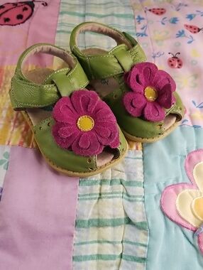 Livie & Luca Green Sandals with Pink Suede Flowers Size 4 Soft Leather Blooms